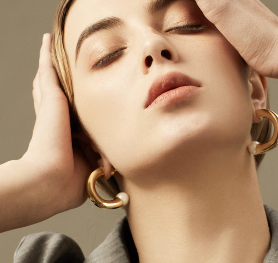Adoring Pearl Thick Medium Hoops in 18k Gold - ThEyes On