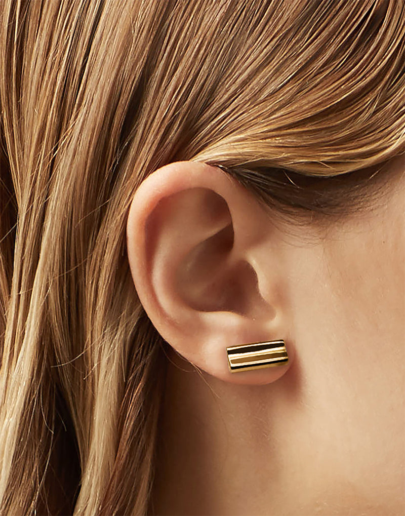 Adoring Rectangle Stud in 18k Gold - ThEyes On