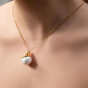Devotion Pendant Necklace in 18k Gold - ThEyes On