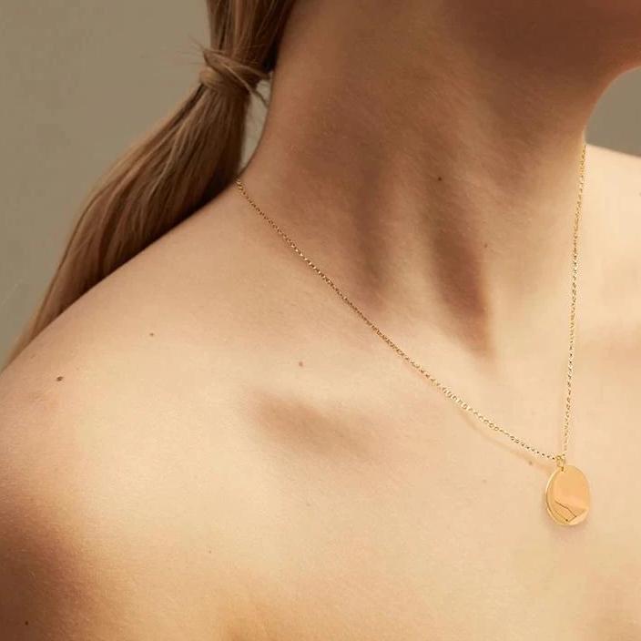 Adoring Curved Disc Necklace in 18k Gold - ThEyes On