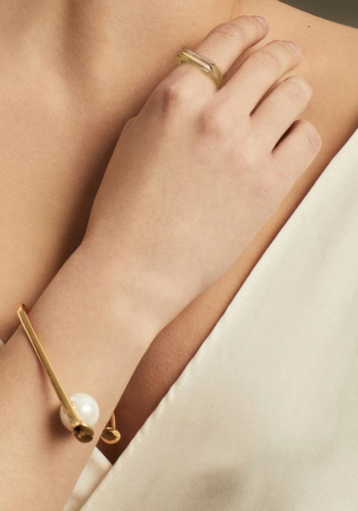 Adoring Curved Ring in 18k Gold - ThEyes On